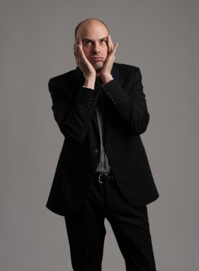 stres ve baş ağrısı muzdarip adam