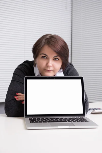 Donna d'affari che presenta qualcosa su un computer portatile — Foto Stock