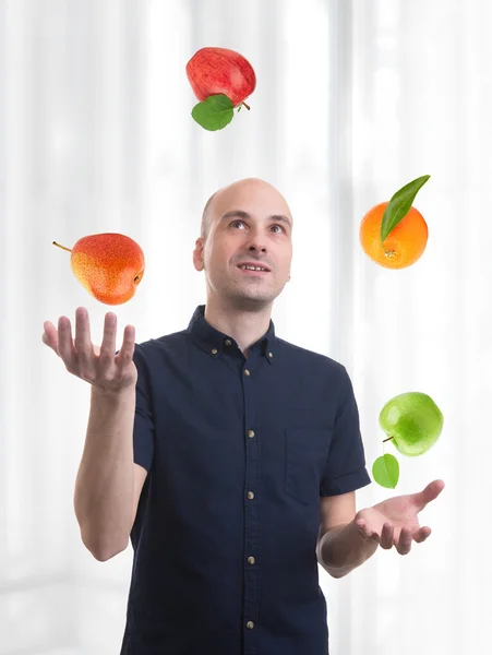 Man juggle fruits — Stock Photo, Image
