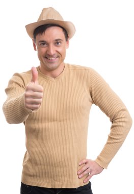 Mutlu adam işaret veriyor.