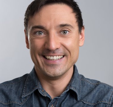 Gülümseyen bir adamın portresi