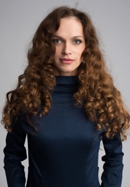 uzun kıvırcık saçlı güzel kadın