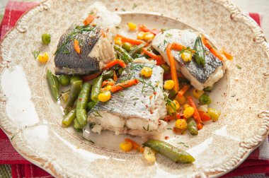 Sebze ile pişmiş balık