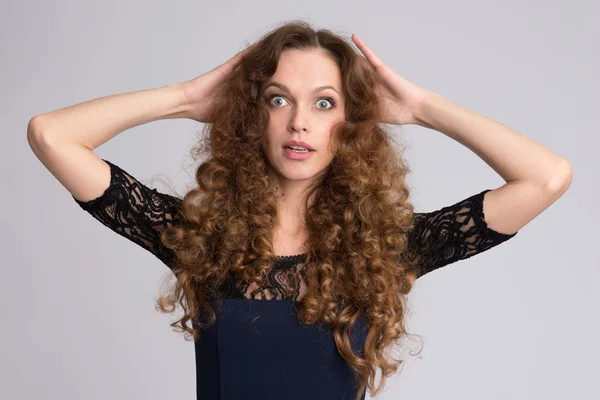 Verrast vrouw met lang krullend haar — Stockfoto