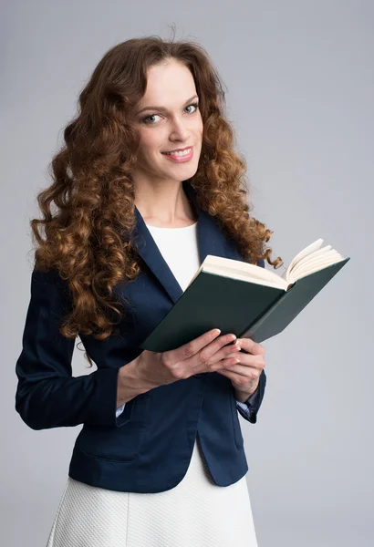 Junge Frau mit einem Buch — Stockfoto