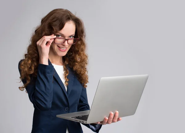 Mooie jonge vrouw bedrijf laptop — Stockfoto