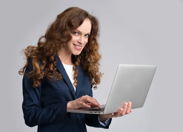 Piękna młoda kobieta posiadania laptopa — Zdjęcie stockowe