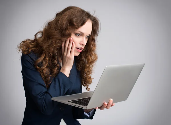 Jeune femme ayant des problèmes avec ordinateur portable — Photo