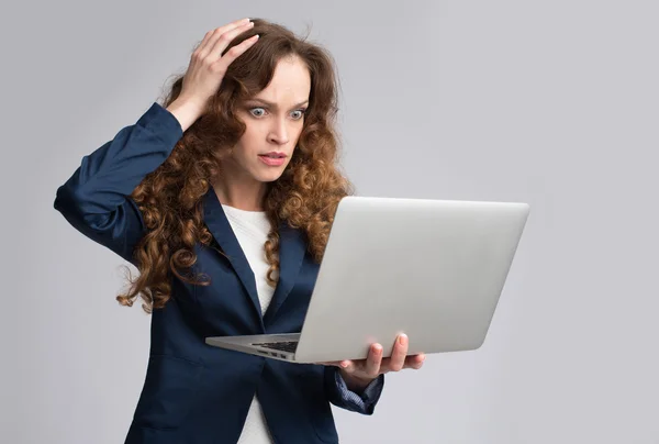 Jovem mulher tendo problemas com laptop — Fotografia de Stock