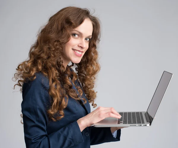 Красива молода жінка тримає ноутбук — стокове фото