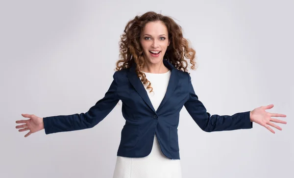 Retrato de niña feliz con los brazos extendidos —  Fotos de Stock