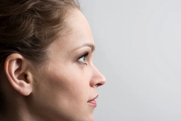 Beauty porträtt av ung flicka i profil med brunt hår — Stockfoto