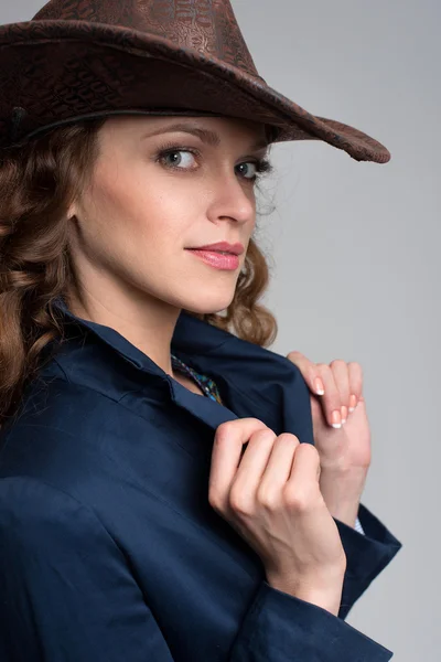 Jovencita con sombrero de vaquero — Foto de Stock