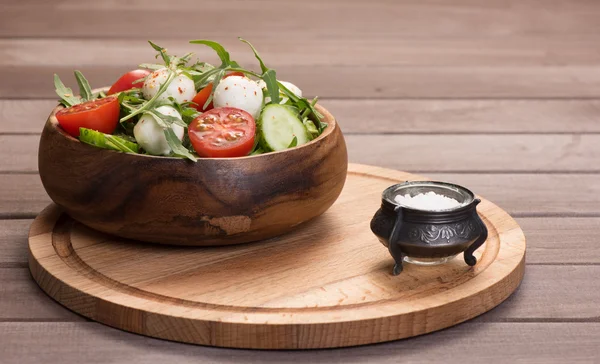 Salada de legumes frescos com mussarela e rúcula — Fotografia de Stock