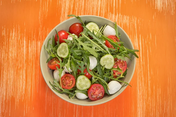 Färska grönsaker sallad med mozzarella och rucola — Stockfoto