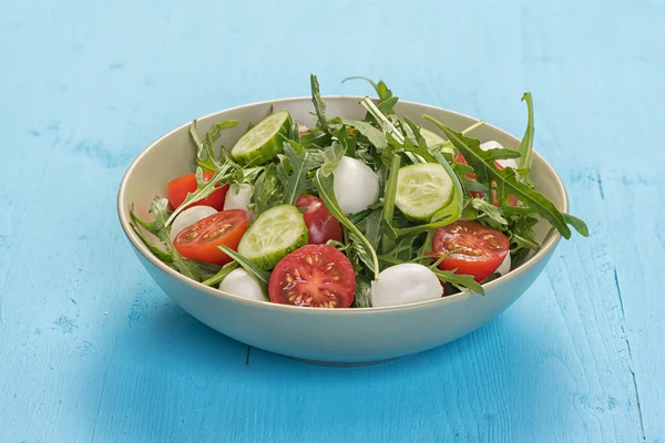 Салат из свежих овощей с моцареллой и рукколой — стоковое фото