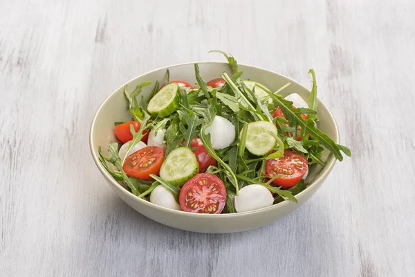 Vers fruit salade met mozzarella en rucola — Stockfoto