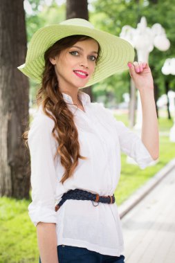 Parktaki güzel genç kadın.