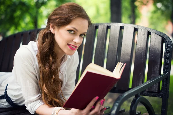 Žena čte knihu v parku — Stock fotografie