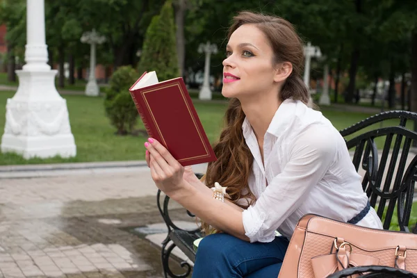 Vrouw die boek leest in het park — Stockfoto