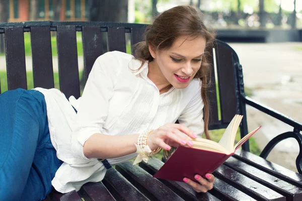 Donna che legge libro nel parco — Foto Stock