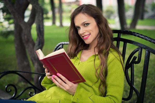 Mulher lendo no parque — Fotografia de Stock