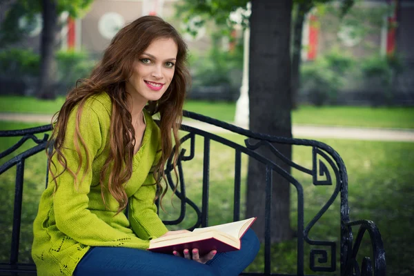 Žena čte v parku — Stock fotografie
