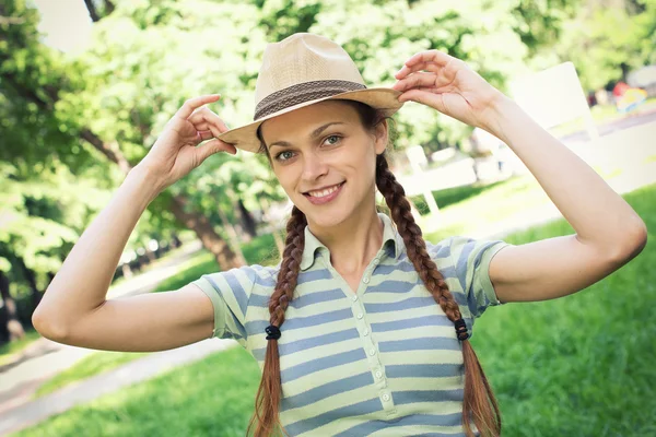 Pretty young woman outdoors — Stock Photo, Image