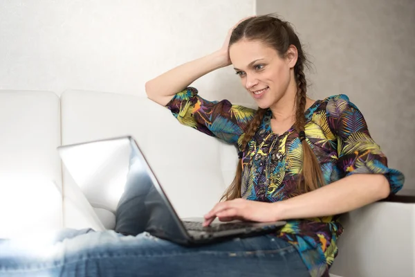 Hübsche Frau surft auf Laptop — Stockfoto