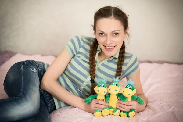 Jovem mulher bonito com brinquedos recheados — Fotografia de Stock