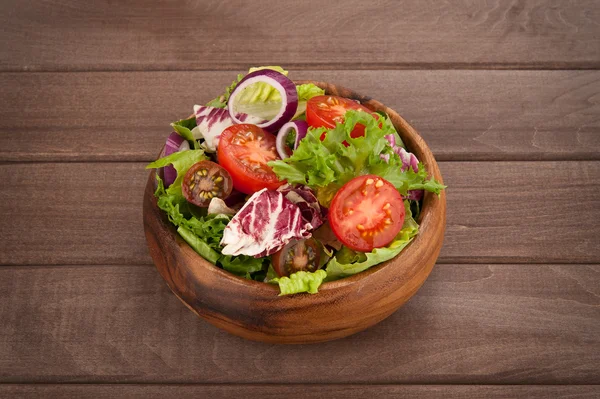Salada de legumes em tigela — Fotografia de Stock
