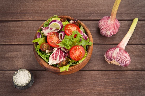 Salada de legumes em tigela — Fotografia de Stock