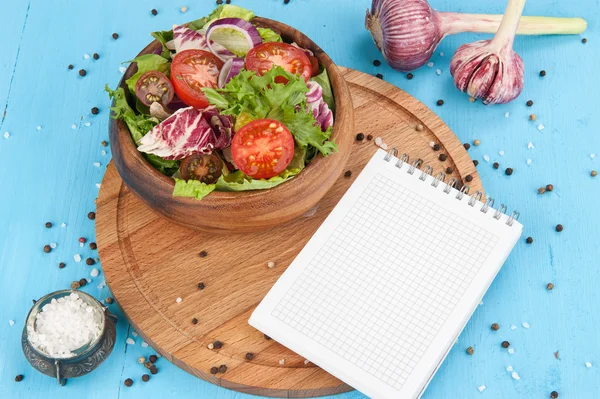 Salada de legumes em tigela — Fotografia de Stock