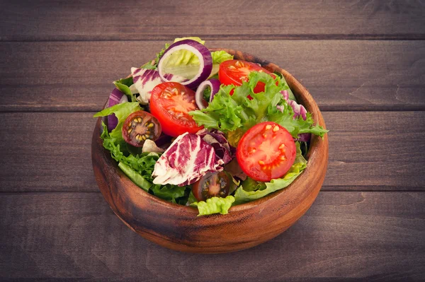 Salada de legumes em tigela — Fotografia de Stock