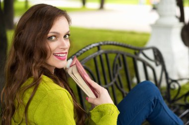 mutlu kadın açık havada bir kitap okuma