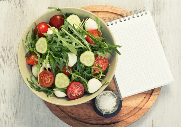 Menu. bloco de notas em branco e salada de legumes — Fotografia de Stock