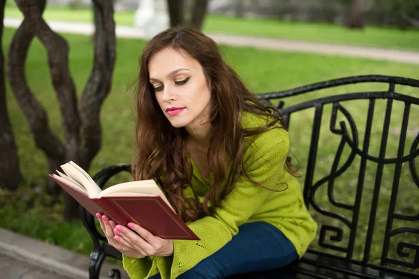 Donna che legge libro al parco — Foto Stock