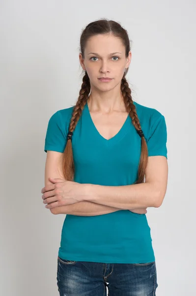 Mädchen mit Zöpfen trägt T-Shirt — Stockfoto