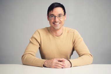 Masa üzerinde gülümseyen yakışıklı