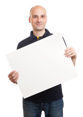 Boş kağıt tutan mutlu yakışıklı adam