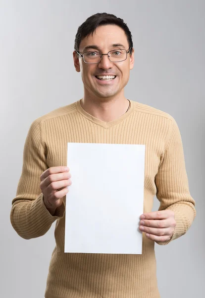Mladý muž, držící prázdný list — Stock fotografie