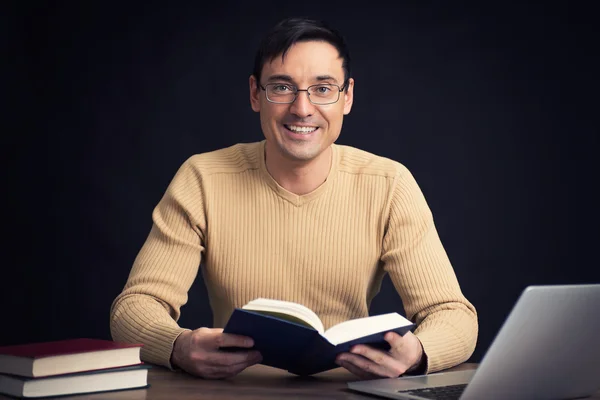 Bell'uomo sorridente che legge un libro — Foto Stock