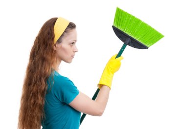 süpürge ile kadın