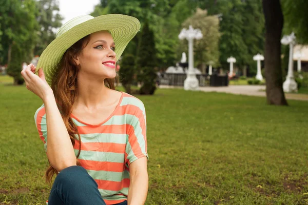 Attractive young woman in park — Stock Photo, Image