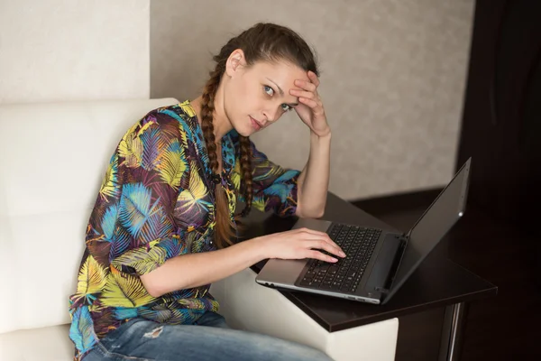 Junge Frau mit Laptop — Stockfoto