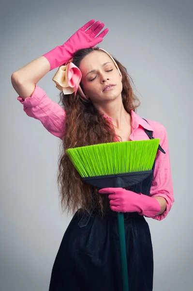 Dona de casa cansada com vassoura — Fotografia de Stock