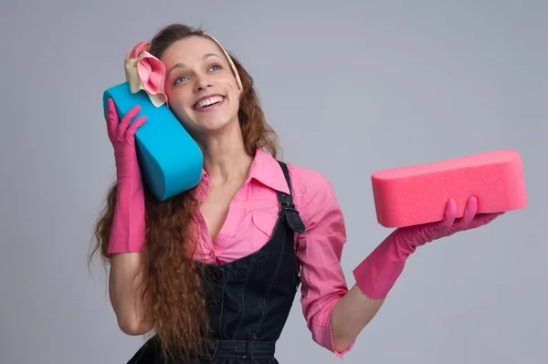 Jonge huisvrouw met spons reinigen — Stockfoto