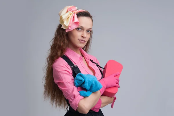 Jovem dona de casa com esponja de limpeza — Fotografia de Stock