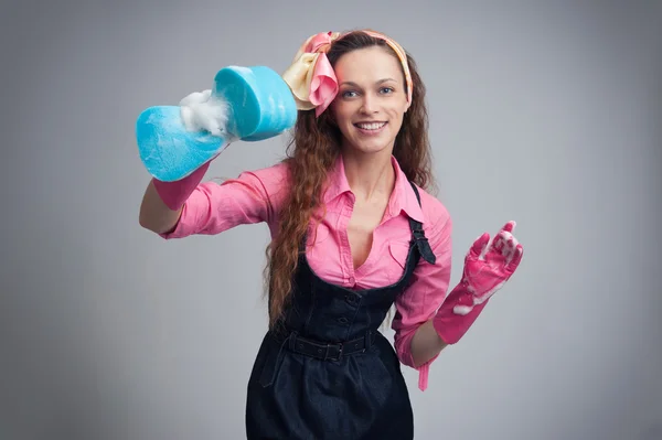 Huisvrouw met spons reinigen — Stockfoto