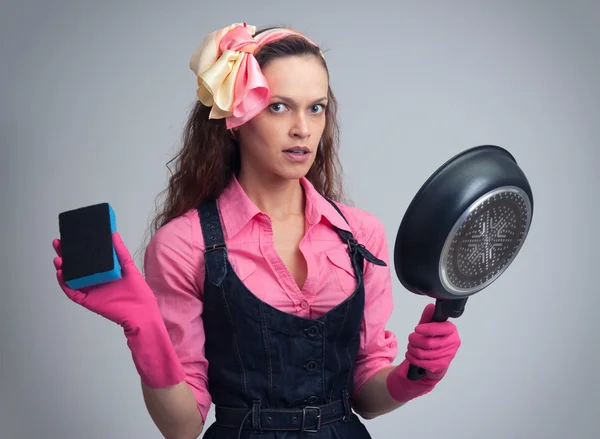 Huisvrouw reinigen een koken pan — Stockfoto